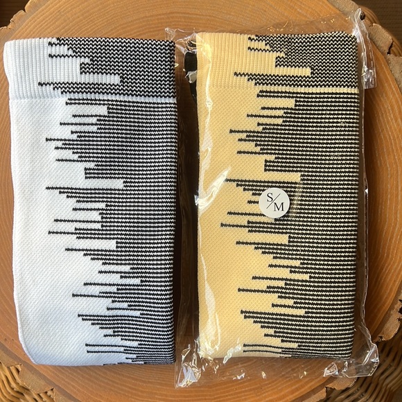 CharmKing Two Pair Woman’s S/M Compression Socks 15-20 mmHg Yellow/Blk White/Blk - Picture 4 of 4